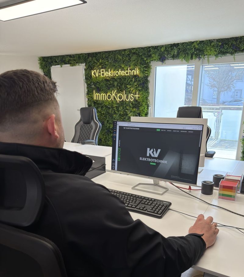 Projektbesprechung und Dokumentation am Arbeitsplatz von KV Elektrotechnik