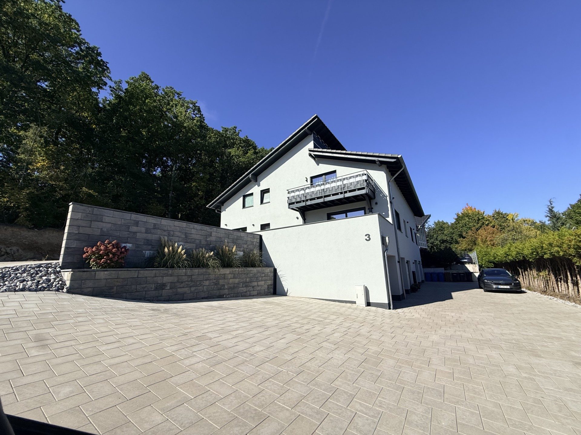 Modernes Mehrfamilienhaus mit individueller Lichtplanung